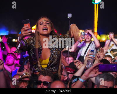 Seaclose Park, Newport, Regno Unito. Il 22 giugno 2018. Ventole cantare insieme durante Kasabian delle prestazioni a Isle of Wight Festival arena principale. Credito: amylaura/Alamy Live News Foto Stock