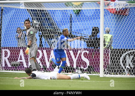 San Pietroburgo, Russia. Il 22 giugno 2018. Neymar del Brasile calci la palla durante la Coppa del Mondo di gruppo e gioco tra il Brasile e Costa Rica a San Pietroburgo Stadium Credito: Andre Paes/Alamy Live News Foto Stock