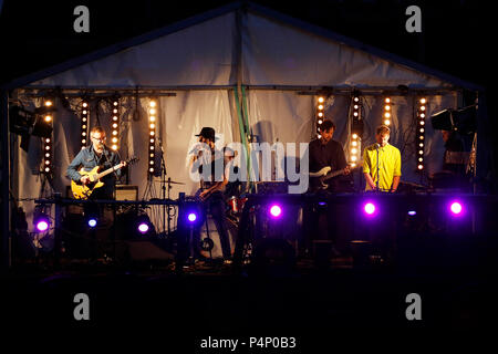 Newcastle, Regno Unito. Il 22 giugno 2018. Maximo Park di eseguire durante la cerimonia di apertura della grande Esposizione del Nord a Newcastle-upon-Tyne, Inghilterra. Il 80-day festival s una celebrazione di innovazione, il patrimonio industriale e le arti e durerà fino al 9 settembre 2018. Credito: Stuart Forster/Alamy Live News Foto Stock