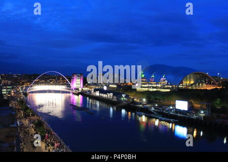 Newcastle, Regno Unito. Il 22 giugno 2018. Fuochi d'artificio lungo la banchina si apre il grande salone del nord, lungo con fuchi, acqua scultura e teatro di strada sulla strada di Newcastle. Il 80 giorno di celebrazione delle arti design e innovazione. Newcastle upon Tyne, Regno Unito. 22 GIU, 2018. Credito: David Whinham/Alamy Live News Foto Stock