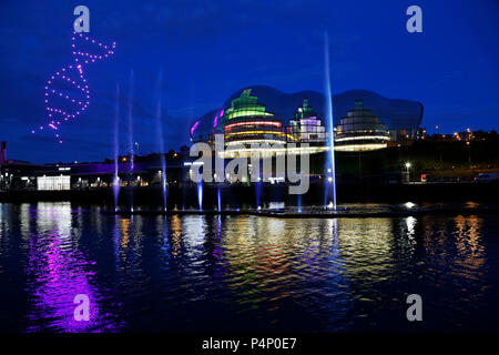 Newcastle, Regno Unito. Il 22 giugno 2018. Drone display durante la cerimonia di apertura della grande Esposizione del Nord a Newcastle-upon-Tyne, Inghilterra. Il 80-day festival s una celebrazione di innovazione, il patrimonio industriale e le arti e durerà fino al 9 settembre 2018. Credito: Stuart Forster/Alamy Live News Foto Stock