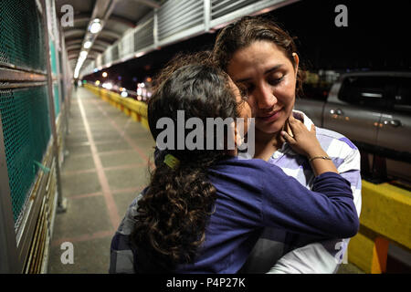 Brownsville, Texas, Stati Uniti d'America. Il 22 giugno, 2018. Xiomara, 24, e la figlia Lizbeth, 5 da San Pedro, Honduras, arrivo il venerdì notte a Stati Uniti-Messico confine sul gateway internazionale Bridge, dove l'immigrazione degli Stati Uniti le autorità cercano di allontanarli, dicendo che ripari per i richiedenti asilo erano pieni, secondo le donne. Credito: ZUMA Press, Inc./Alamy Live News Foto Stock