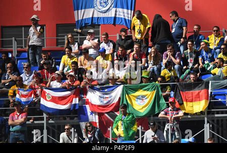 San Pietroburgo, Russia. Il 22 giugno, 2018. La Russia, San Pietroburgo, il 22 giugno 2018. 2018 FIFA World Cup Russia. Il match della fase a gironi della Coppa del Mondo FIFA - 2018 tra squadre nazionali di Brasile e Costa Rica. Nella foto: le ventole. Credito: Andrey Pronin/ZUMA filo/Alamy Live News Foto Stock