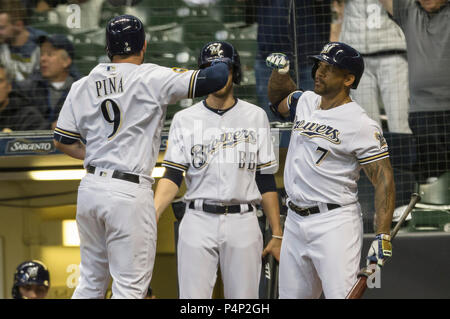 Milwaukee, WI, Stati Uniti d'America. Il 21 giugno, 2018. Milwaukee Brewers primo baseman Eric Thames #7 si congratula con il Milwaukee Brewers catcher Manny Pina #9 su un assolo di home run nel quarto inning della Major League Baseball gioco tra il Milwaukee Brewers e St. Louis Cardinals a Miller Park di Milwaukee, WI. John Fisher/CSM/Alamy Live News Foto Stock