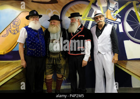 Tel Aviv, Israele, 22 giugno 2018. I partecipanti del 'europea aperta a barba e baffi campionato' pongono prima di prendere parte ad una delle categorie del campionato a Tel Aviv, Israele. 50 i candidati provenienti da tutta Europa hanno preso parte al concorso effettuate dall'Oriente bavarese di barba e baffi Club. Credito: Eddie Gerald/Alamy Live News Foto Stock