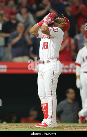 Giugno 21, 2018: Los Angeles Angeli terzo baseman Luis Valbuena (18) festeggia dopo il suo primo homer nel gioco tra il Toronto Blue Jays e Los Angeles gli angeli di Anaheim, Angel Stadium di Anaheim, CA, fotografo: Pietro Joneleit Foto Stock