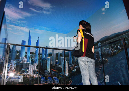 Qingdao, Cina Shandong. Il 23 giugno, 2018. Un visitatore visualizza uno stand durante un international VR settimana immagine a Qingdao, Cina orientale della provincia di Shandong, 23 giugno 2018. Credito: Li Ziheng/Xinhua/Alamy Live News Foto Stock