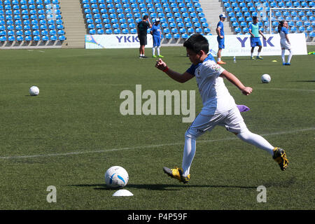 Taguig City, Filippine. Il 23 giugno, 2018. Un ragazzo le pratiche in una clinica di calcio svoltasi presso il Real Madrid Foundation di Taguig City, Filippine, 23 giugno 2018. Gli allenatori di calcio del Real Madrid Foundation ha organizzato il soccer clinic per allenatori e i ragazzi a Manila il 23-24 giugno, 2018. Credito: Rouelle Umali/Xinhua/Alamy Live News Foto Stock