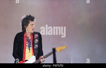 Berlino, Germania. Il 22 giugno, 2018. Rolling Stones chitarrista Ron Wood esegue sul palco durante il concerto della sua band presso lo Stadio Olimpico. Credito: Paolo Zinken/dpa/Alamy Live News Foto Stock