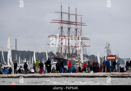 Kiel, Germania. Il 23 giugno, 2018. I visitatori osservano la parata winjammer durante la Kieler Woche (lit. Kiel Week). La federazione di quattro master 'Sedov' può essere visto in background. Ci sono notevolmente meno Tall navi che partecipano in parata che durante gli anni precedenti. Credito: Carsten Rehder/dpa/Alamy Live News Foto Stock