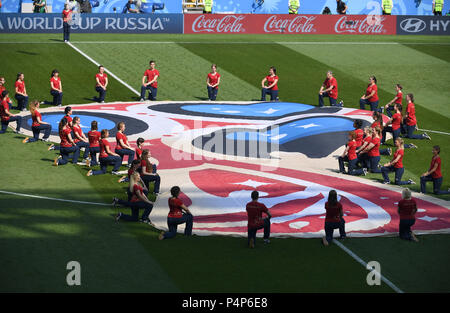 Mosca, Russia. Il 23 giugno, 2018. Calcio: Coppa del Mondo FIFA, gruppo G, seconda giornata, Belgio vs Tunisia a Spartak Stadium: la Coppa del Mondo è il logo sparsi sul campo. Credito: Federico Gambarini/dpa/Alamy Live News Foto Stock