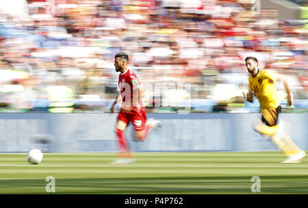 Mosca, Russia. Il 23 giugno, 2018. Anice Badri (L) della Tunisia si rompe con la palla durante il 2018 Coppa del Mondo FIFA Gruppo G match tra il Belgio e la Tunisia a Mosca, in Russia, 23 giugno 2018. Credito: Cao può/Xinhua/Alamy Live News Foto Stock