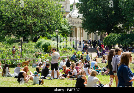 Brighton Regno Unito 23 Giugno 2018 - Pavilion Gardens è imballato in Brighton come visitatori godere il sole con temperature dilagano in tutta la Gran Bretagna nei prossimi giorni di credito: Simon Dack/Alamy Live News Foto Stock