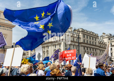 Londra, Regno Unito. 23 GIU, 2018: dimostranti prendere parte al voto popolare marzo svoltasi a Londra a favore di un significativo voto finale sul Brexit trattativa tra il governo del Regno Unito e dell'Unione europea. Credito: Bradley Smith/Alamy Live News. Foto Stock