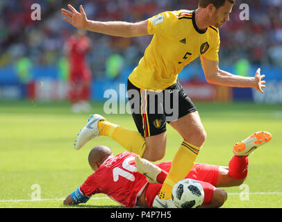 Mosca, Russia. Il 23 giugno, 2018. Jan Vertonghen (superiore) del Belgio con vies Wahbi Khazri della Tunisia durante il 2018 Coppa del Mondo FIFA Gruppo G match tra il Belgio e la Tunisia a Mosca, in Russia, 23 giugno 2018. Credito: Yang Lei/Xinhua/Alamy Live News Foto Stock