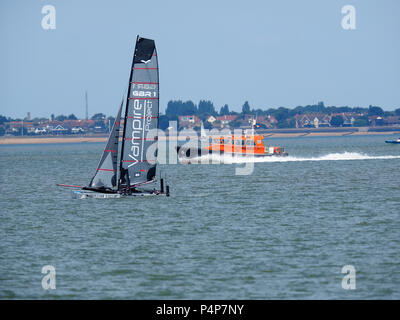 Sheerness, Kent, Regno Unito. Il 23 giugno, 2018. Nore regate nell'estuario del Tamigi si è tenuta annualmente a partire dal 1920, che inizia e termina da Southend Pier, Essex ed è una gara per derive, catamarani e yacht organizzato da Benfleet Yacht Club. Nella foto: la M20 vampiro progetto catamarano - un 20ft high performance sventando catamarano - di prendere parte alla gara di Nore. Le foto scattate da Sheerness sul lato sud dell'estuario. Credito: James Bell/Alamy Live News Foto Stock