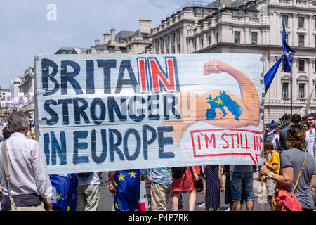 Londra, Regno Unito. 23 GIU, 2018: dimostranti prendere parte al voto popolare marzo svoltasi a Londra a favore di un significativo voto finale sul Brexit trattativa tra il governo del Regno Unito e dell'Unione europea. Credito: Bradley Smith/Alamy Live News. Foto Stock