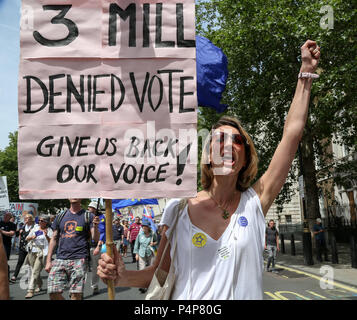 Westminster. Londra. 23 Giugno 2018 - decine di migliaia di persone partecipano a marzo per il secondo anniversario del referendum 2016 al Parlamento europeo chiedendo un voto popolare sul finale Brexit trattare il secondo anniversario del referendum del 2016. Credito: Dinendra Haria/Alamy Live News Foto Stock