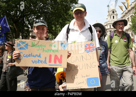 Westminster. Londra. 23 Giugno 2018 - decine di migliaia di persone partecipano a marzo per il secondo anniversario del referendum 2016 al Parlamento europeo chiedendo un voto popolare sul finale Brexit trattare il secondo anniversario del referendum del 2016. Credito: Dinendra Haria/Alamy Live News Foto Stock