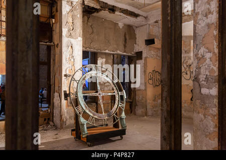 Detroit, Michigan STATI UNITI D'America - 22 Giugno 2018 - Una lunga-clock mancanti dal Michigan della stazione centrale. Il 100-anno-vecchio Beaux-Arts stazione è stato trascurato e vandalizzato dopo l'ultimo treno a sinistra in 1988. L'orologio era in forma anonima restituita dopo l'edificio fu acquistato dalla Ford Motor Co. Credito: Jim West/Alamy Live News Foto Stock