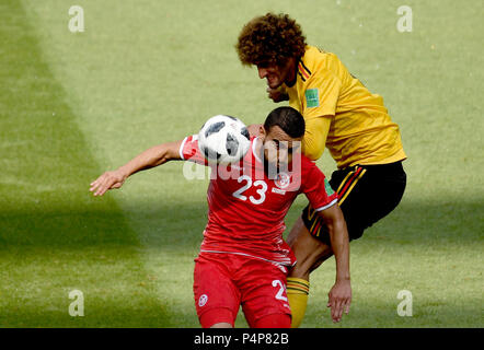 Mosca, Russia. Il 23 giugno, 2018. Calcio: Coppa del Mondo FIFA, gruppo G, seconda giornata, Belgio vs Tunisia a Spartak Stadium: Marouane Fellaini (R) dal Belgio e Naim Sliti dalla Tunisia si contendono la palla. Credito: Federico Gambarini/dpa/Alamy Live News Foto Stock