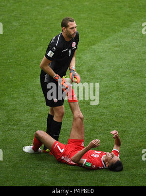 Mosca, Russia. Il 23 giugno, 2018. La Tunisia è il portiere Farouk Ben Mustapha (top) aiuta Saifeddine Khaoui durante il 2018 Coppa del Mondo FIFA Gruppo G match tra il Belgio e la Tunisia a Mosca, in Russia, 23 giugno 2018. Credito: Wang Yuguo/Xinhua/Alamy Live News Foto Stock