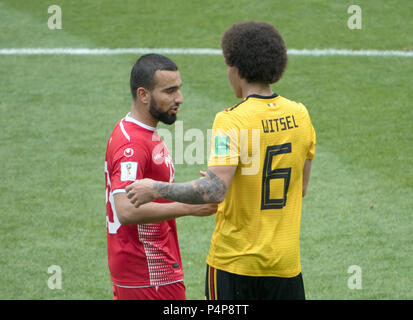 Mosca, Russia. Il 23 giugno, 2018. Calcio: Coppa del Mondo FIFA, gruppo G, seconda giornata, Belgio vs Tunisia a Spartak Stadium: Axel Witsel (R) dal Belgio e Naim Sliti dalla Tunisia agitare le mani dopo la partita. Credito: Federico Gambarini/dpa/Alamy Live News Foto Stock