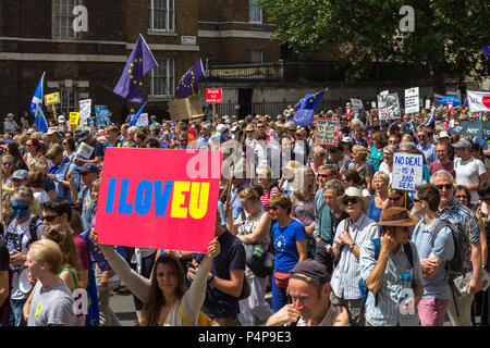 Giovane donna può contenere fino I LOVE U / I LOV targhetta dell'UE come migliaia di anri-Brexit manifestanti fanno la loro strada lungo Whitehall Foto Stock