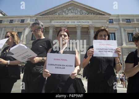 Madrid, Spagna. Il 23 giugno, 2018. Sonia Peral denunciare la corruzione nel sistema di istruzione durante la protesta.whistle blowers in Spagna sta chiamando per una legge che protegge i ricorrenti dalla corruzione contro la corruzione del corrotto e il sistema di fronte al Congresso dei Deputati. Credito: Lito Lizana/SOPA Immagini/ZUMA filo/Alamy Live News Foto Stock