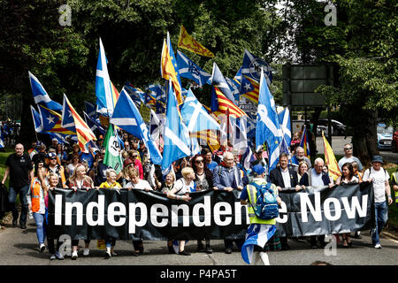 La Scozia, Regno Unito. Il 23 giugno 2018. Persone marzo a sostegno dell indipendenza scozzesi a Stirling su 23/06/2018. © Paul Reich Credito: Paolo Reich/Alamy Live News Foto Stock