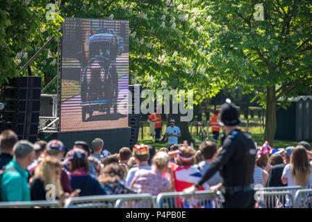 Un funzionario di polizia di orologi di una schermata sul lungo cammino come la vettura che trasportano la sig.ra Meghan Markle e madre Doria Ragland arriva al Castello di Windsor per il Royal Wedding di S.A.R. il principe Harry e la Sig.ra Meghan Markle. Foto Stock