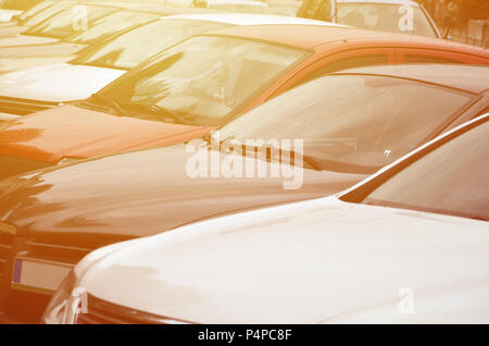 Tetti di diverse vetture. Un lotto di vetture sostare vicino a rush hour . Foto Stock