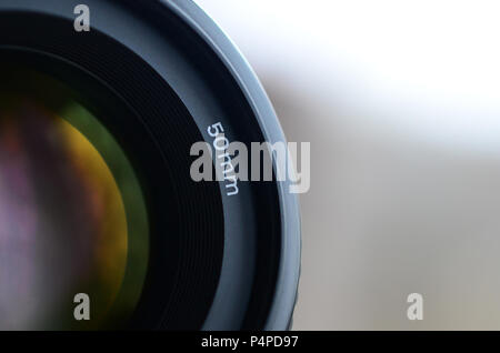 Frammento di un ritratto lente per una moderna fotocamera reflex. Una fotografia di un ampia apertura lente con una lunghezza focale di 50mm . Foto Stock