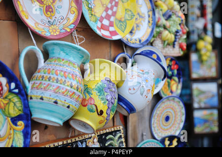 VIETRI SUL MARE, Italia - 27 Aprile 2018 ceramiche colorate shop in Costiera Amalfitana Foto Stock