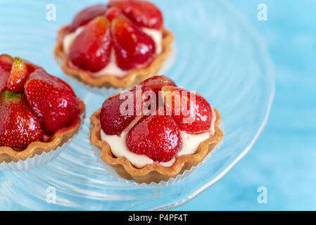 Tortine con fragole e panna. Il dessert con frutta fresca. Foto Stock