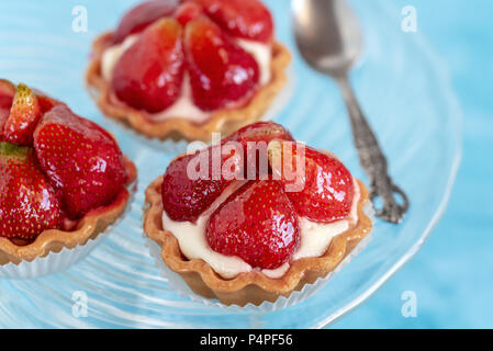 Tortine con fragole e panna. Il dessert con frutta fresca. Foto Stock