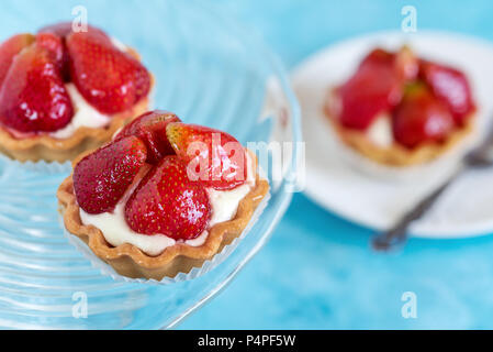 Tortine con fragole e panna. Il dessert con frutta fresca. Foto Stock