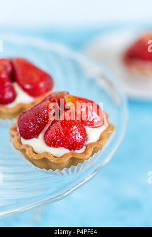 Tortine con fragole e panna. Il dessert con frutta fresca. Foto Stock