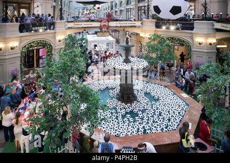 Mosca, Russia - 11 Giugno 2018: Grandi Magazzini Gum, il più antico centro commerciale decorata da palloni da calcio per la Coppa del Mondo di calcio Foto Stock