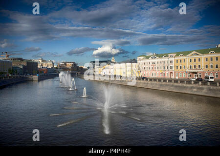 Mosca, Russia - Giugno 12, 2018: vista dal ponte di Bolotnaya Embankment Foto Stock