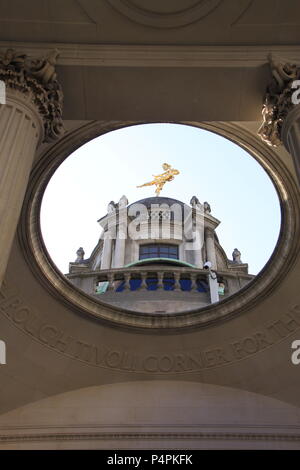 Bronzo dorato la figura di Ariel che ornano la cupola sul angolo di Tivoli, Bank of England, Londra, Inghilterra, Regno Unito, Peter Grant Foto Stock