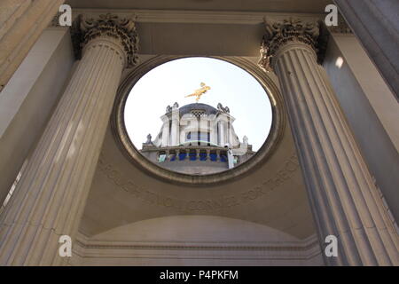 Bronzo dorato la figura di Ariel che ornano la cupola sul angolo di Tivoli, Bank of England, Londra, Inghilterra, Regno Unito, Peter Grant Foto Stock