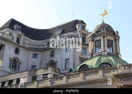 Bronzo dorato la figura di Ariel che ornano la cupola sul angolo di Tivoli, Bank of England, Londra, Inghilterra, Regno Unito, Peter Grant Foto Stock