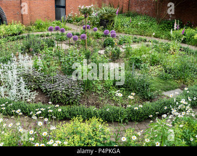 In stile cottage garden tra Corte Symphony e Birmingham Canal vecchia linea: Birmingham City Centre, West Midlands, England, Regno Unito Foto Stock