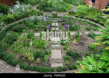 In stile cottage garden tra Corte Symphony e Birmingham Canal vecchia linea: Birmingham City Centre, West Midlands, England, Regno Unito Foto Stock