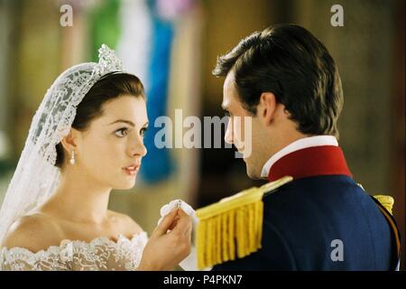 Pellicola originale titolo: la principessa Diaries 2: ROYAL IMPEGNO. Titolo italiano: la principessa Diaries 2: ROYAL IMPEGNO. Regista: GARRY MARSHALL. Anno: 2004. Stelle: Anne Hathaway; CHRIS PINE. Credito: Disney Enterprises / Album Foto Stock