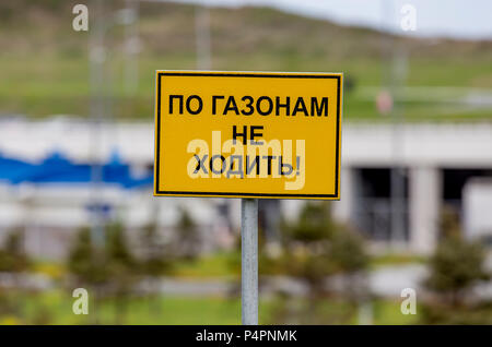 Il segno 'non camminare sui prati'. Il divieto o la segnalazione di allarme. Russia, Vladivostok. Foto Stock