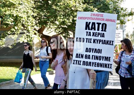 Una donna è visto tenendo un poster durante la protesta. Lavoratori greci hanno percorso le strade di Atene per dire no alla apertura negozi di domenica. Foto Stock