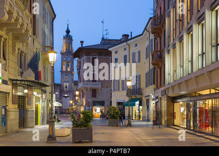 Parma - La strada della città vecchia al crepuscolo. Foto Stock