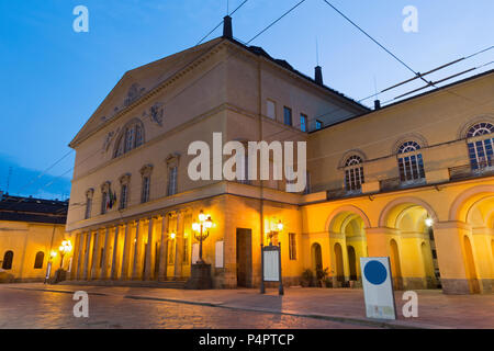 PARMA, Italia - 17 Aprile 2018: la strada della città vecchia al tramonto e il Teatro Regio Teatro. Foto Stock